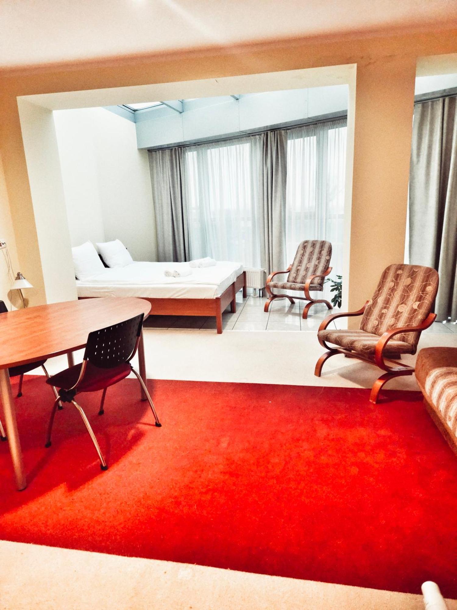 Hotel I Restauracja W Luboniu Ngoại thất bức ảnh