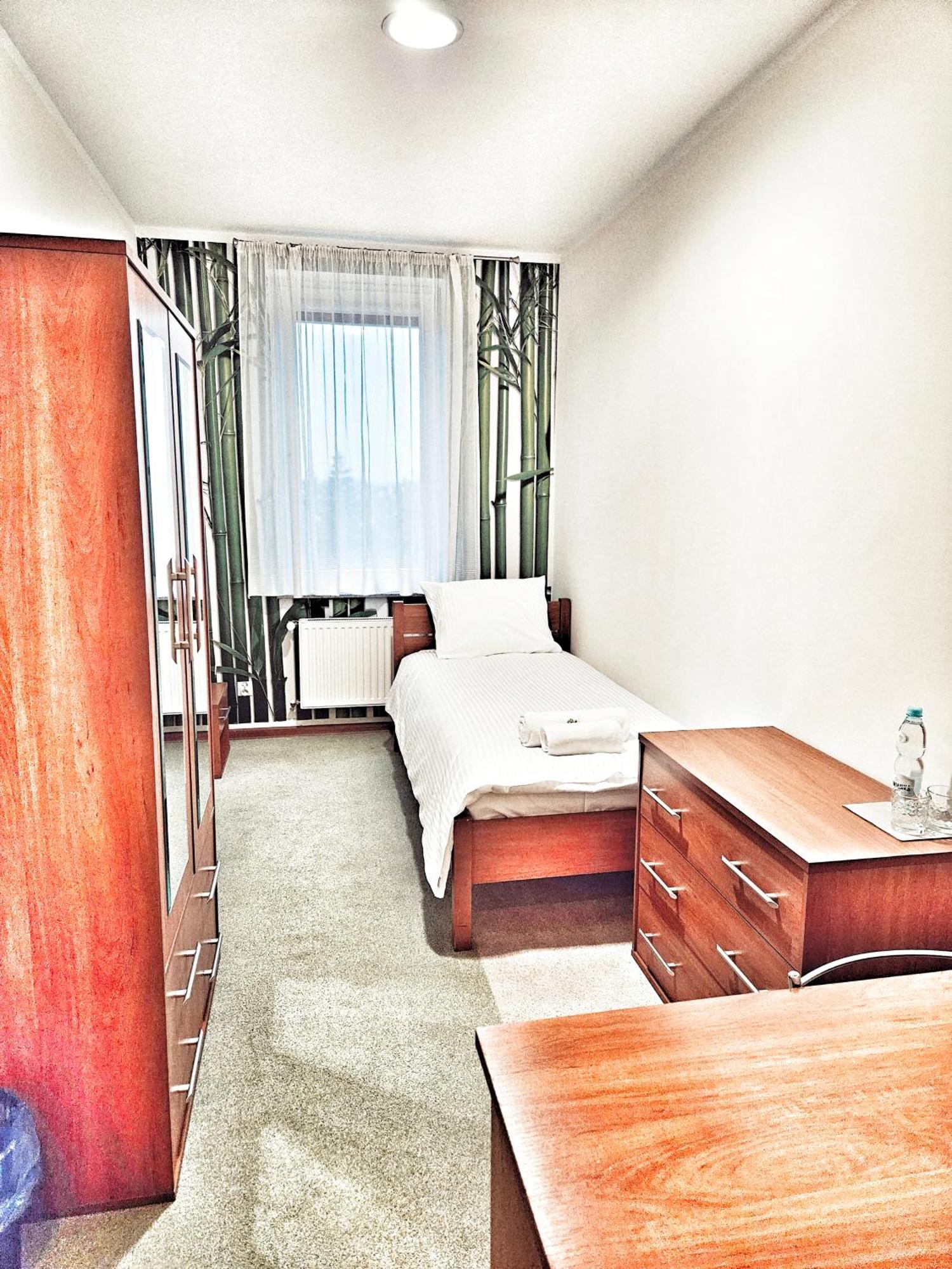Hotel I Restauracja W Luboniu Ngoại thất bức ảnh