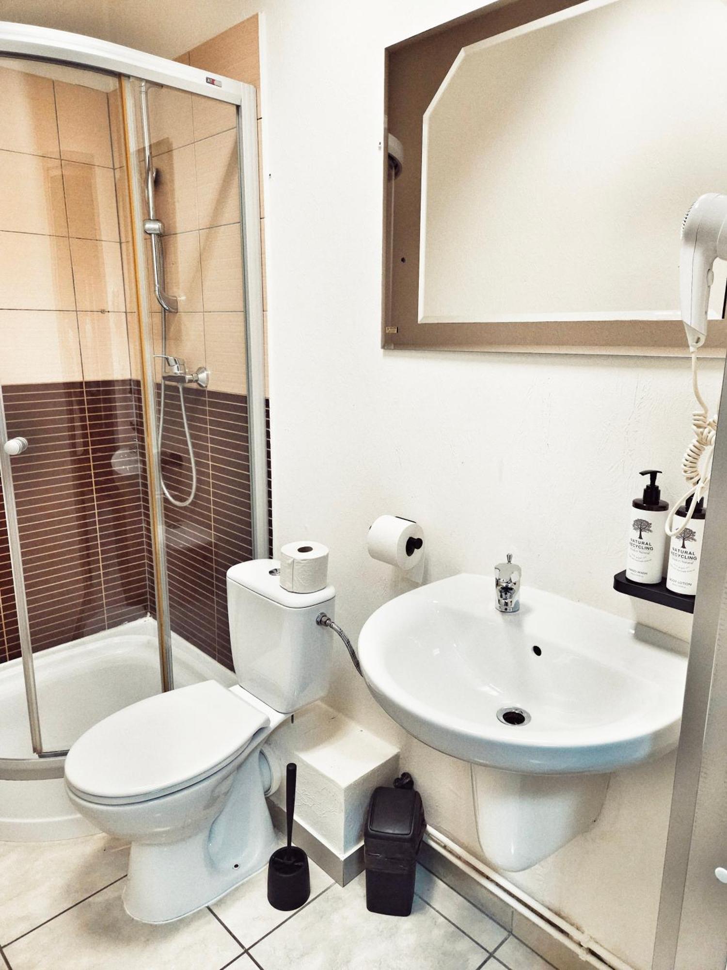 Hotel I Restauracja W Luboniu Ngoại thất bức ảnh