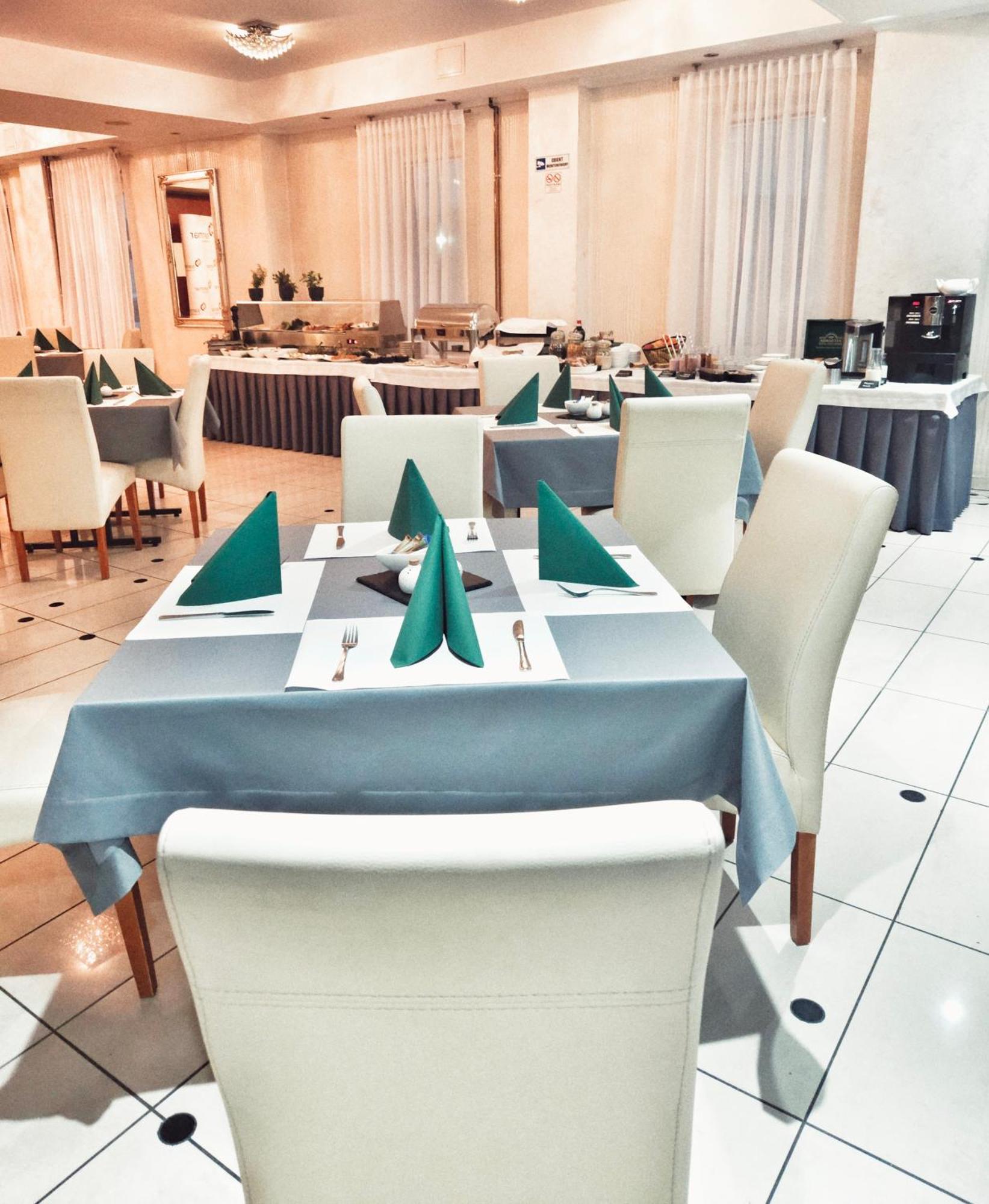 Hotel I Restauracja W Luboniu Ngoại thất bức ảnh