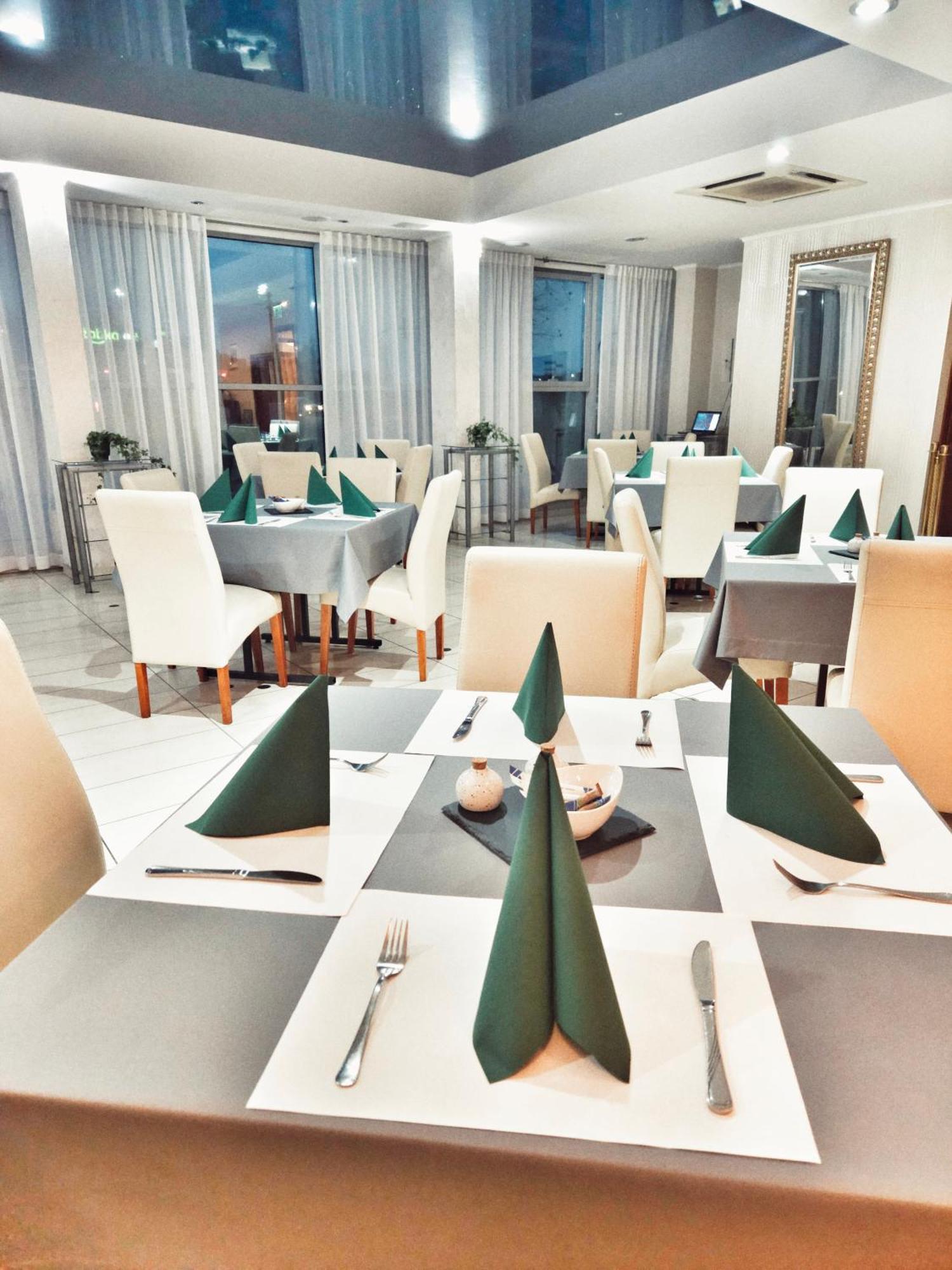 Hotel I Restauracja W Luboniu Ngoại thất bức ảnh