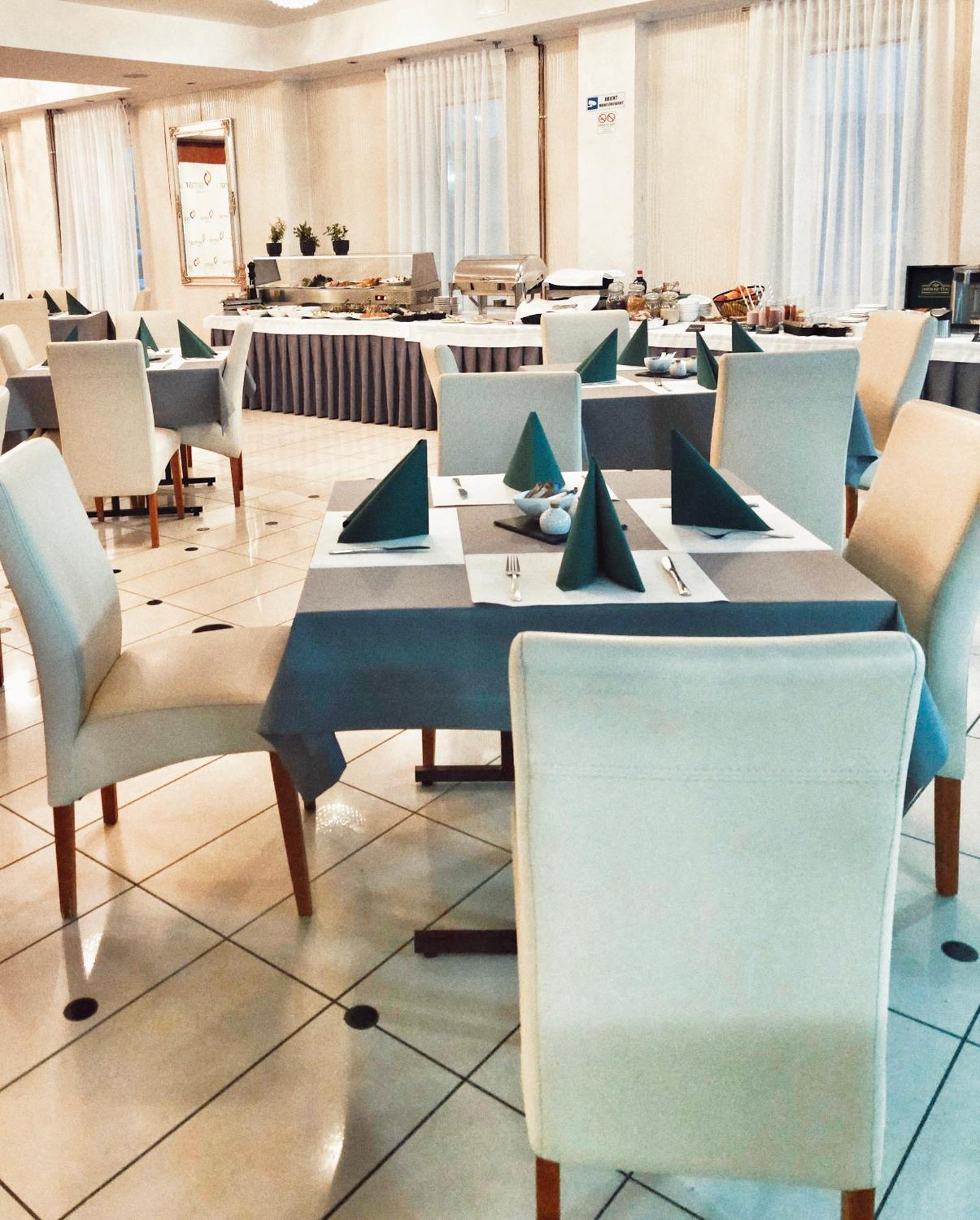Hotel I Restauracja W Luboniu Ngoại thất bức ảnh
