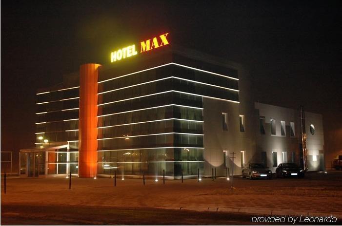 Hotel I Restauracja W Luboniu Ngoại thất bức ảnh